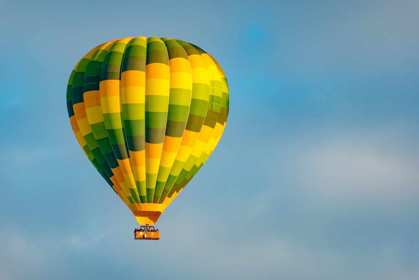 Globo Rayado Flotando en Calma
