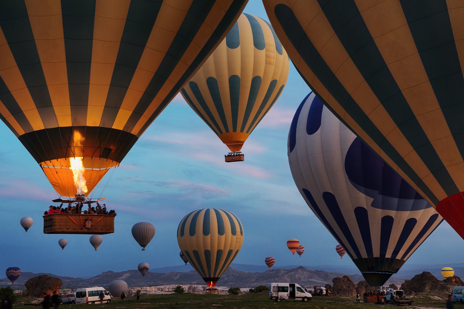 Quemadores de Globo al Amanecer